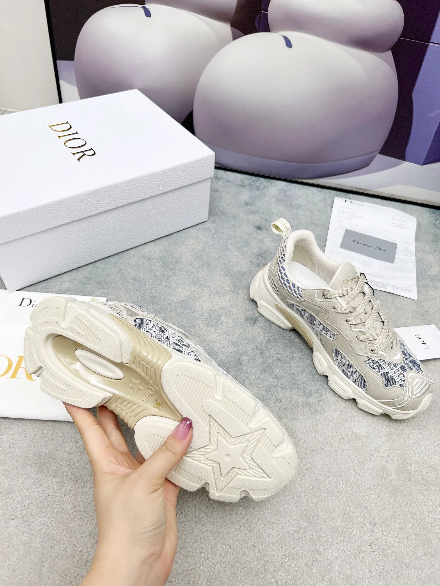 P560🐮🐮The official website of Dijia's new colors has been updated simultaneously [Celebration] This Dior Vibe sneaker incorporates Dior's high-end spirit and reinterprets classic running shoes. White mesh fabric features an Oblique print and is paired with laminated leather-effect panels in gold and silver tones for a contrasting look. It is further embellished with classic details such as 3D effect details, the lucky star symbol on the rear, and the logo on the tongue and rear pull tab. The lightweight sole is embellished with gray stars, complementing a variety of casual or elegant pieces for a modern look. Size: Women’s size 35-41 (35/42 can be customized) Men’s size 40-46 (39/46 can be customized)